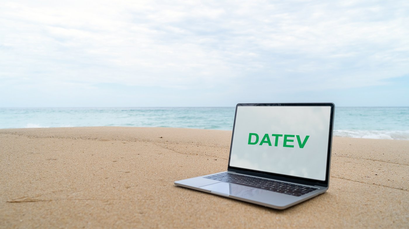 Laptop am Strand mit DATEV Logo